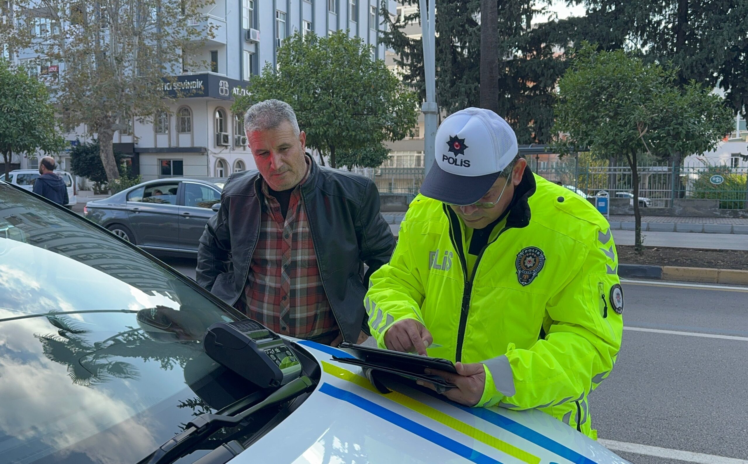 Adana’da yayalara “ilk geçiş hakkı” vermeyen sürücülere para cezası